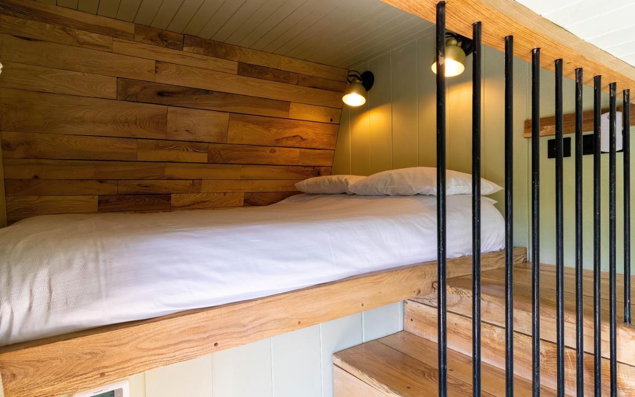 The Shire Luxury Converted Horse Lorry With Private Hot Tub Cyfie Farm Llanfyllin Екстериор снимка
