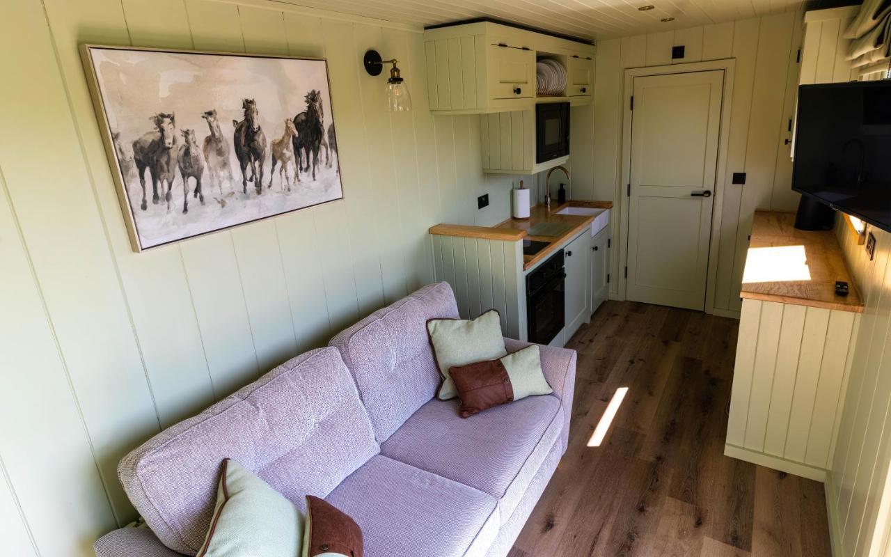 The Shire Luxury Converted Horse Lorry With Private Hot Tub Cyfie Farm Llanfyllin Екстериор снимка